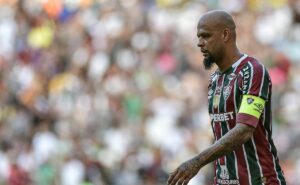 felipe melo deixa o pé e derruba jogador do corinthians no momento do gol; veja