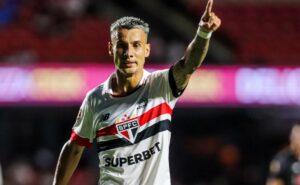são paulo enfrenta o atlético go neste domingo (21) pelo brasileirão; onde assistir