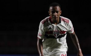 são paulo comunica que o lateral esquerdo welington teve lesão ligamentar diagnosticada; saiba tempo de retorno