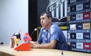 apesar da vitória, fábio carille faz alerta aos jogadores do santos: "erramos muito tecnicamente"