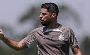 corinthians amplia alternativas e monitora nomes no mercado estrangeiro; veja opções