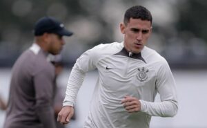 ainda sob contrato com o corinthians, matías rojas aparece com uniforme de time de messi; veja vídeo