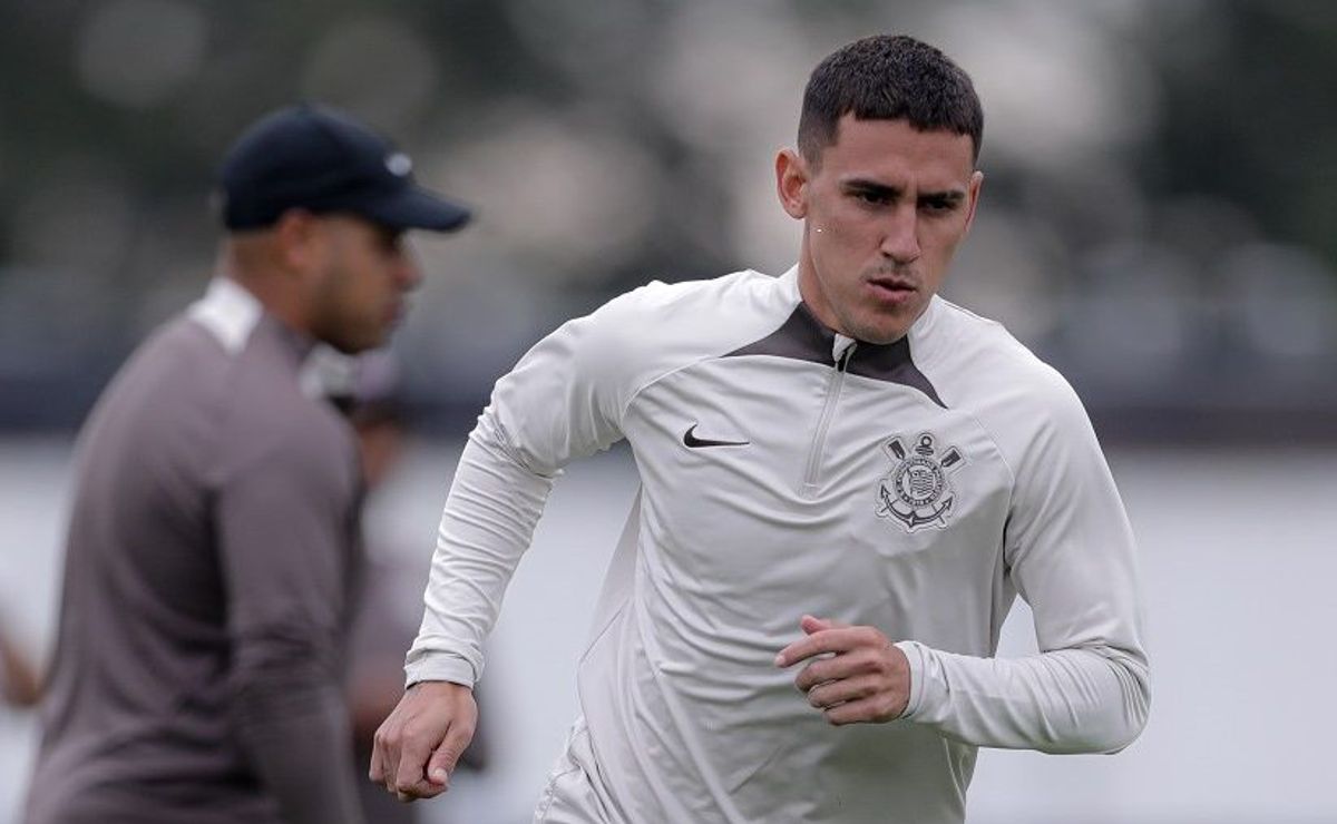 ainda sob contrato com o corinthians, matías rojas aparece com uniforme de time de messi; veja vídeo