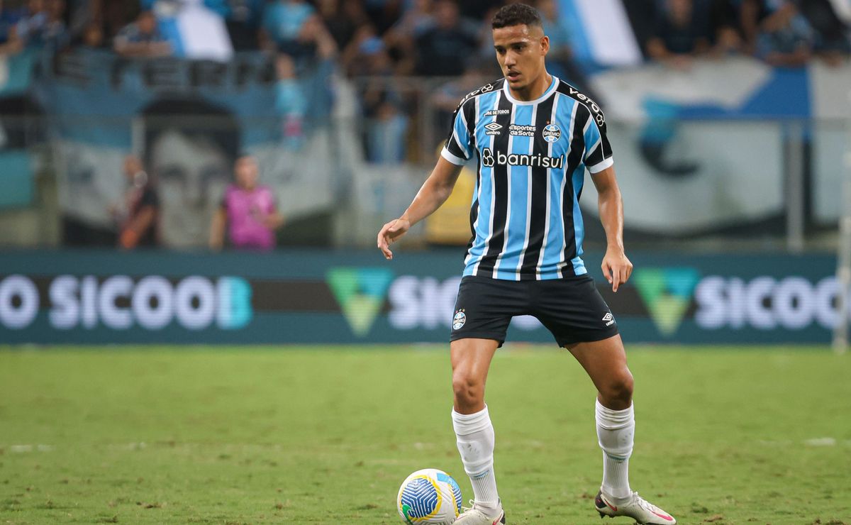 gustavo martins recebe elogios da torcida do grêmio em vitória: "não pode sair"