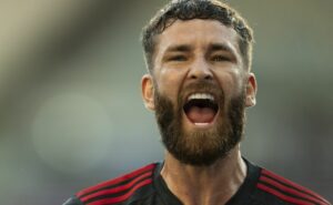 léo pereira celebra boa fase no flamengo e brinca com pênalti: “a fase está tão boa que o cara bateu e a bola deu na trave”