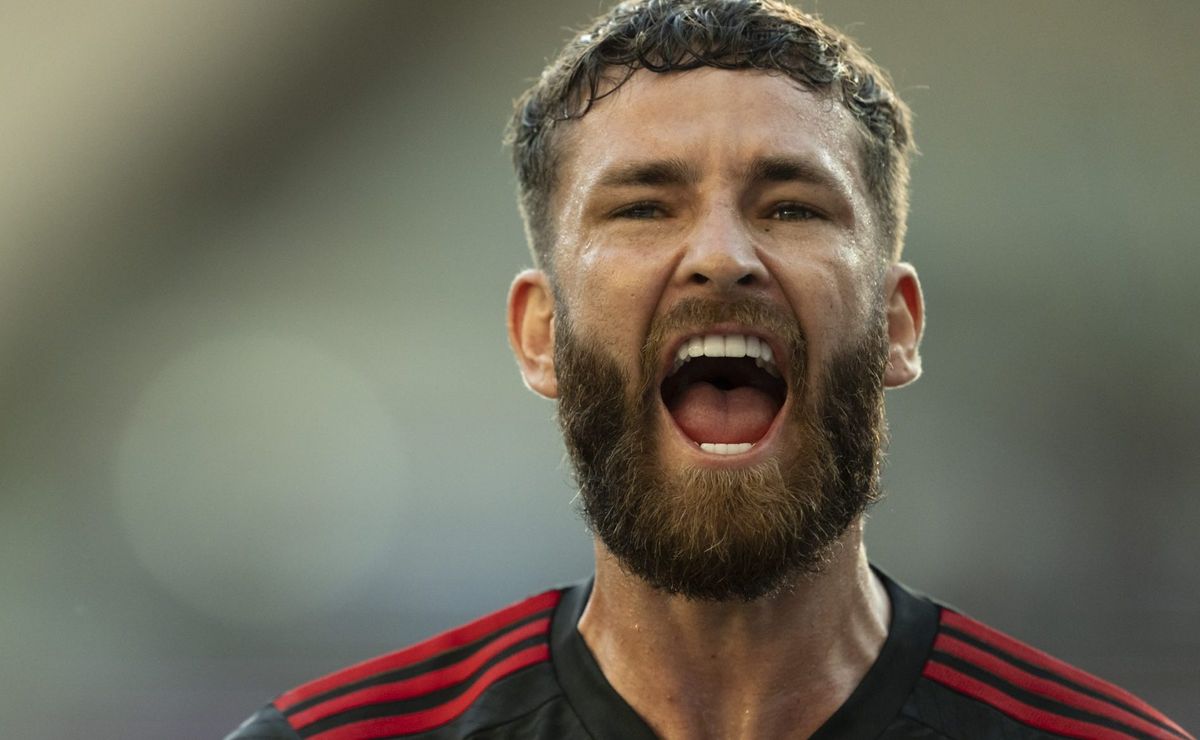 léo pereira celebra boa fase no flamengo e brinca com pênalti: “a fase está tão boa que o cara bateu e a bola deu na trave”