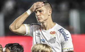 julio furch desabafa após mais uma vitória do santos na série b: “somos um time que trabalha muito"