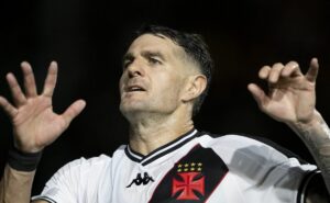 câmera flagra lance envolvendo vegetti no jogo treino contra o américa mg e torcida do vasco repercute