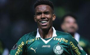 r$ 330 milhões: chelsea entra na frente de rivais para contratar estevão e palmeiras aceita conversar