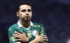 com gol marcado contra o santos, raphael chega aos 12 gols em finais pelo palmeiras