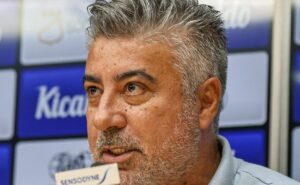 contratação aprovada por alexandre gallo chega hoje à vila belmiro; meio campista tem 31 anos