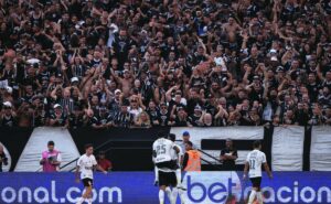 wesley marca duas vezes e garante vitória do corinthians contra o fluminense