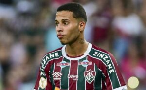 andré sai lesionado de empate sem gols do fluminense e alexsander, suspenso, vira alvo de torcida