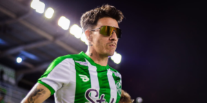 jogadores do juventude entram em campo com óculos de sol em ação da chilli beans