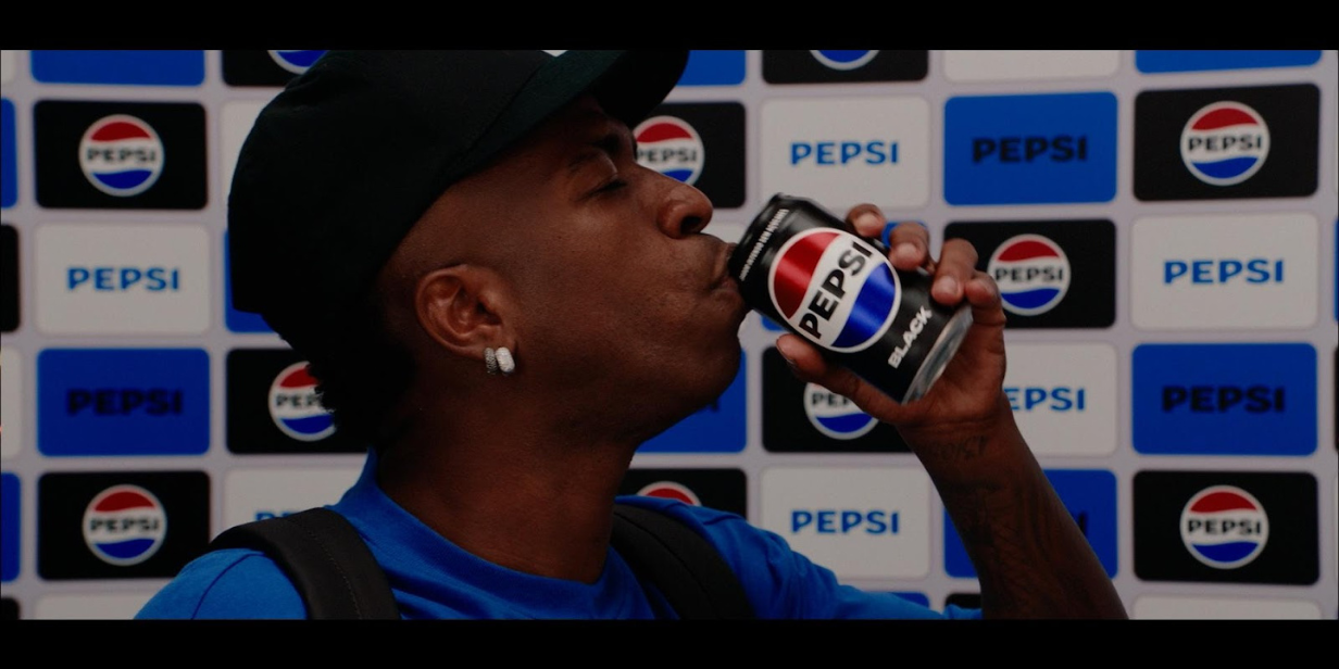 pepsi black recria entrevista viral de vinícius junior em nova campanha