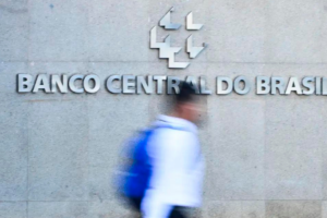 analysts increase 2024 interest rate forecast to 10 percent