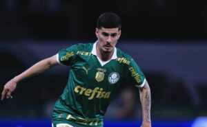 abel ferreira elogia atuação de rômulo pelo palmeiras e afirma: "É o que queremos"