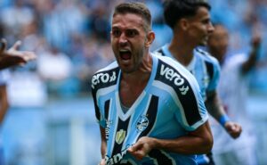 ex grêmio, bruno uvini relata desespero com tragédia no rs: "minha família ainda está lá"