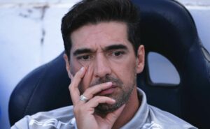abel ferreira detalha trabalho na base e expõe possíveis saídas no palmeiras: “fico até com medo”