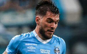 nathan recusa propostas para deixar o grêmio e renato tem plano para futuro do meia; entenda