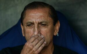 ramón díaz toma nova decisão, viaja para fora do brasil e segue na disputa com o vasco pela multa rescisória