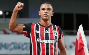 juan perde gol incrível, se redime e brilha na vitória do são paulo