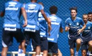 grêmio descarta atibaia e planeja treinar no ct do corinthians; jogo no couto pereira depende da conmebol