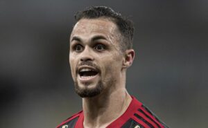 grêmio toma decisão sobre contratação de michael e atacante não deve trabalhar com renato