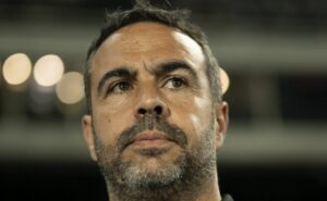 artur jorge fala sobre ter poupado jogadores do botafogo na libertadores: "todos precisam de oportunidade"