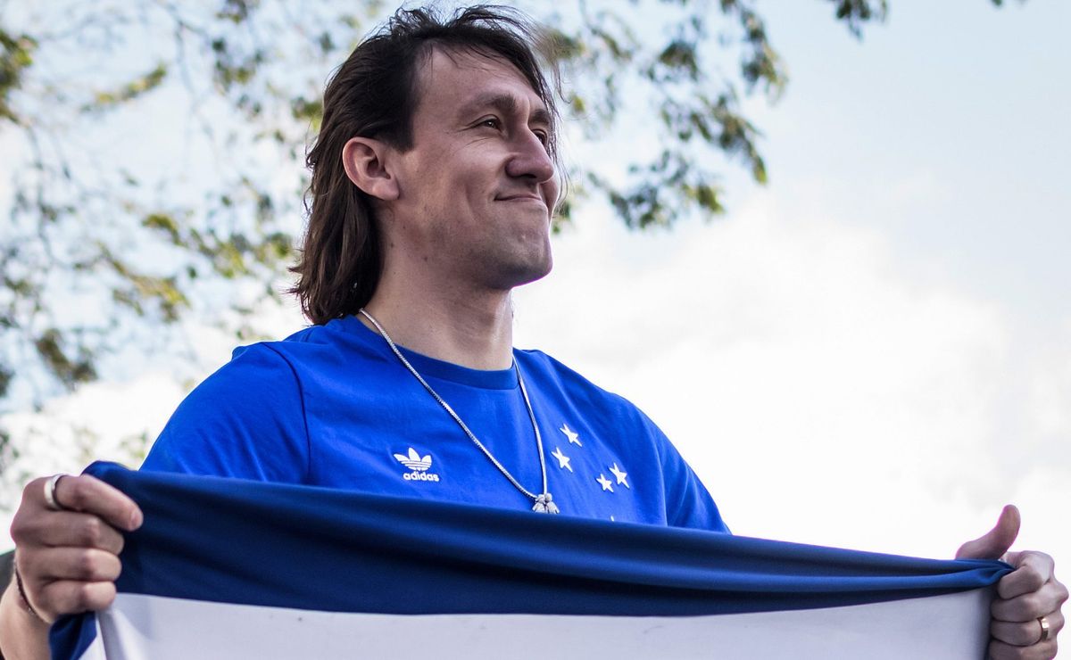 cássio aparece pela primeira vez com a camisa do cruzeiro na toca da raposa; veja