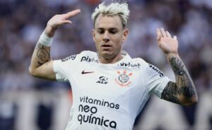 antónio oliveira brinca sobre róger guedes no corinthians: "se quiser, fica por aí"