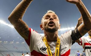 rafinha e líderes do elenco podem convencer alex sandro a jogar no são paulo