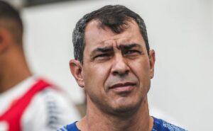 carille dá chance para serginho e patrick e torcida do santos critica: "É inacreditável"