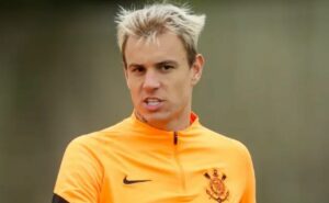 róger guedes não deve deixar qatar para jogar no flamengo; salário de r$ 5 milhões pesa