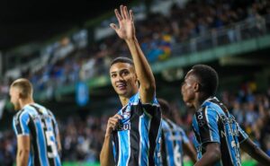 gustavo nunes entra na história do grêmio na libertadores e torcida repercute: “joga mais que o endrick”