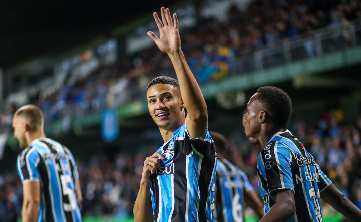 gustavo nunes entra na história do grêmio na libertadores e torcida repercute: “joga mais que o endrick”