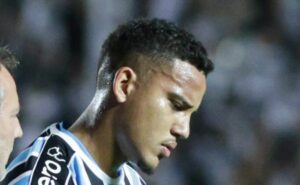 gustavo martins pode desfalcar grêmio nos próximos jogos e renato tem problema na zaga