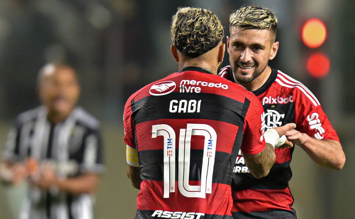 novo camisa 10 do flamengo está entre arrascaeta e nico de la cruz  