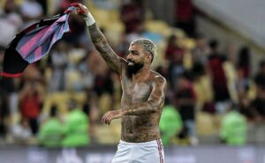 vazou na web: gabigol aparece vestido com a camisa do corinthians, e anima torcedores nas redes