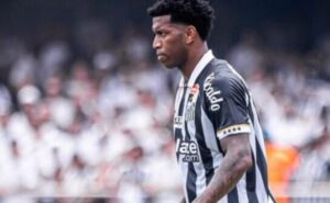 gil marca primeiro gol pelo santos e torcida manda recado: "absurdo"