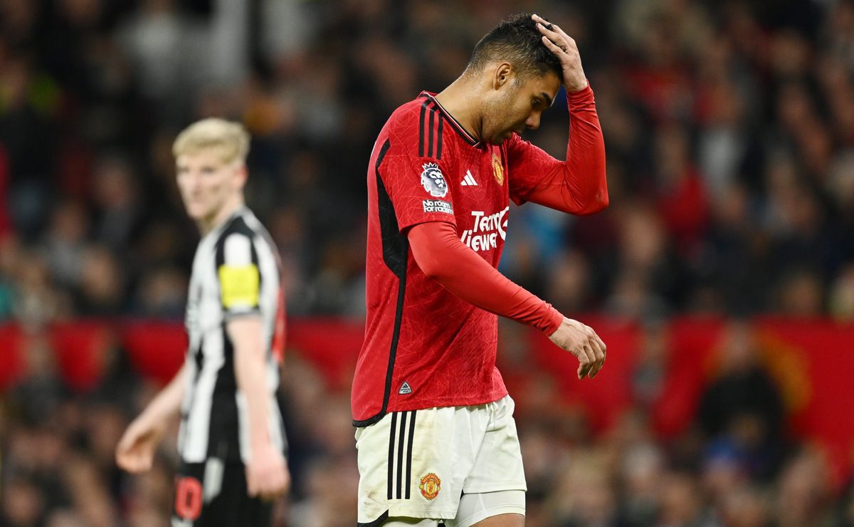 ex são paulo, casemiro vive má fase na inglaterra e desabafa: "não valho nada?"