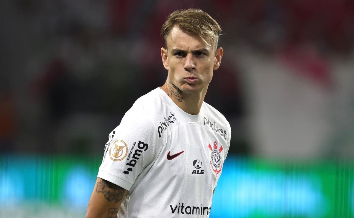 róger guedes e companheiro no catar marcam presença em vitória do corinthians na neo química arena; veja foto