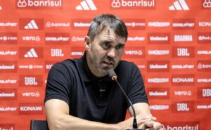 coudet testa novo esquema tático para escalar time titular do internacional