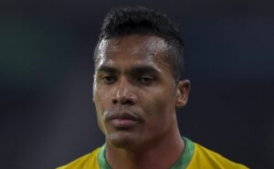 alex sandro tem oferta do são paulo e família pressiona por volta ao brasil