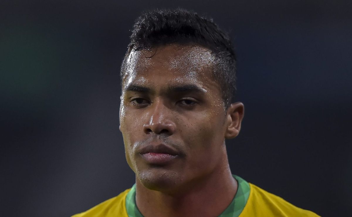 alex sandro tem oferta do são paulo e família pressiona por volta ao brasil