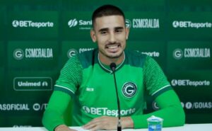 thiago galhardo rebate hélio dos anjos e revela o seu salário no goiás