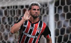 reapresentação do são paulo conta com a presença de calleri no gramado