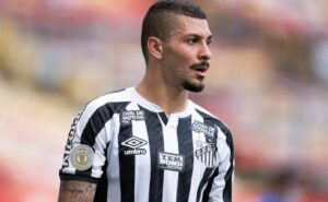 análise: noção tática e defensiva de alison podem ser vitais para o santos durante a copa américa