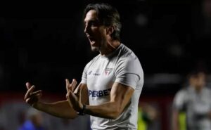 torcida do são paulo se derrete por zubeldía após vitória na copa do brasil: "é muito promissor"