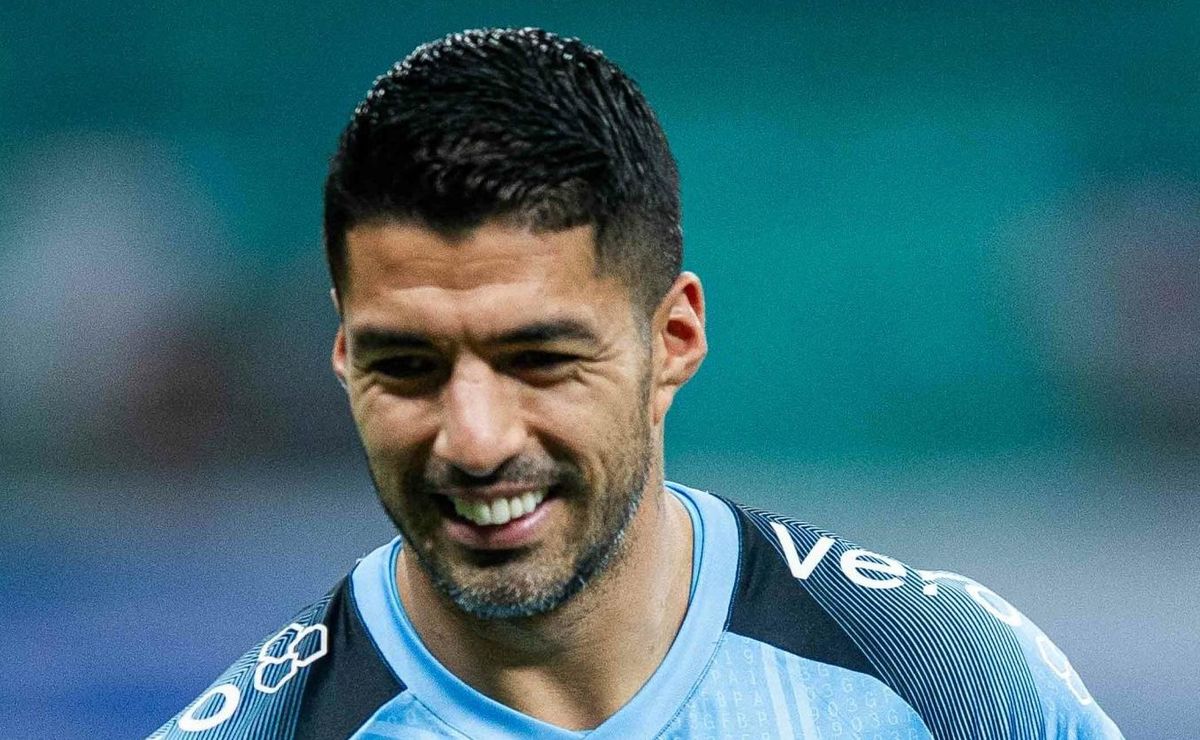 r$ 1,8 milhão: grêmio decide contratar centroavante de 27 anos e suárez vira exemplo no mercado